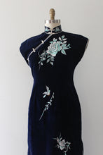 Load image into Gallery viewer, vintage 1940s blue velvet Cheongsam dress