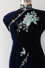 Load image into Gallery viewer, vintage 1940s blue velvet Cheongsam dress