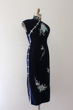 Load image into Gallery viewer, vintage 1940s blue velvet Cheongsam dress