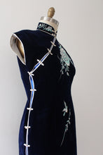 Load image into Gallery viewer, vintage 1940s blue velvet Cheongsam dress