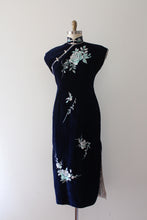 Load image into Gallery viewer, vintage 1940s blue velvet Cheongsam dress