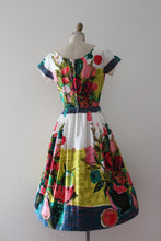 Load image into Gallery viewer, vintage 1950s novelty print still life floral dress