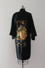 Load image into Gallery viewer, vintage 1920s embroidered robe