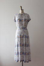 Load image into Gallery viewer, vintage 1940s floral rayon dress