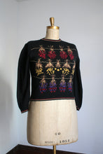 Load image into Gallery viewer, vintage 1980s Jantzen novelty sweater {m+} drying flowers