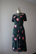 Load image into Gallery viewer, vintage 1940s floral rayon dress