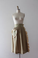 Load image into Gallery viewer, vintage 1930s novelty bakelite heart skirt