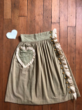 Load image into Gallery viewer, vintage 1930s novelty bakelite heart skirt