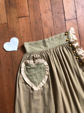 Load image into Gallery viewer, vintage 1930s novelty bakelite heart skirt