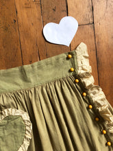 Load image into Gallery viewer, vintage 1930s novelty bakelite heart skirt