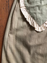 Load image into Gallery viewer, vintage 1930s novelty bakelite heart skirt