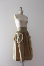 Load image into Gallery viewer, vintage 1930s novelty bakelite heart skirt