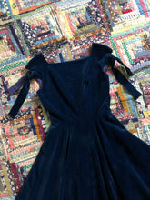 Load image into Gallery viewer, vintage 1950s Anne Fogarty velvet dress