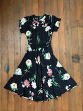 Load image into Gallery viewer, vintage 1940s floral rayon dress