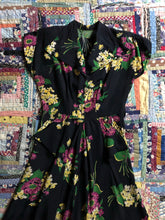 Load image into Gallery viewer, vintage 1940s floral rayon dress