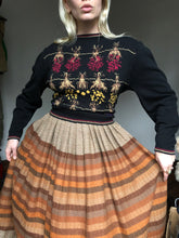 Load image into Gallery viewer, vintage 1980s Jantzen novelty sweater {m+} drying flowers