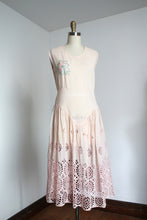 Load image into Gallery viewer, vintage 1920s pink dress {m}