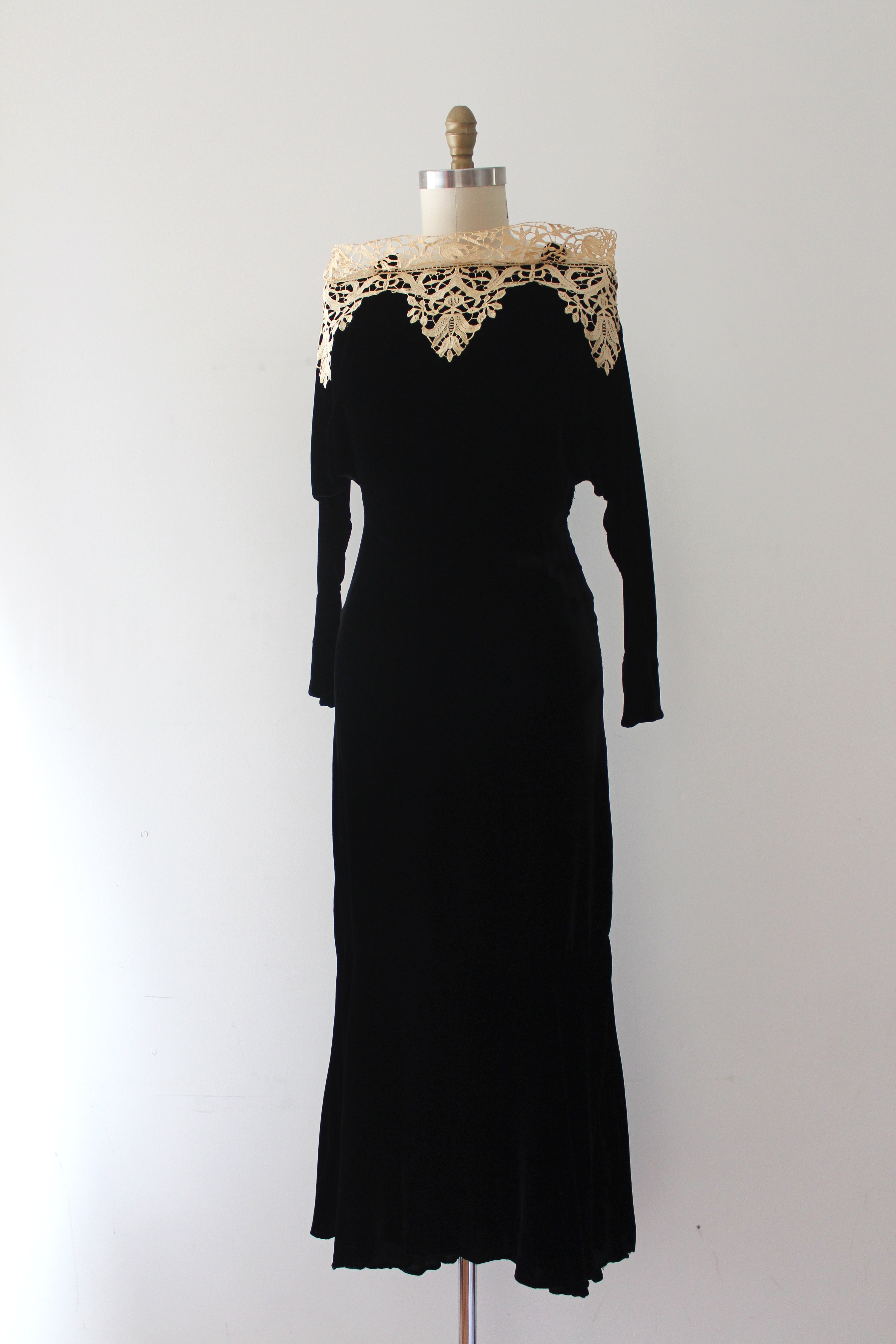 Vintage 1930s Black Velvet Dress/ Vtg 30's Evening Dress With Lace and Belt/  Size XS 