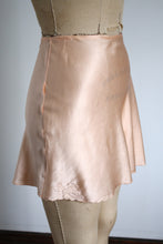Load image into Gallery viewer, vintage 1940s tap pants {M}