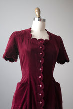Load image into Gallery viewer, vintage 1940s scalloped velvet dress