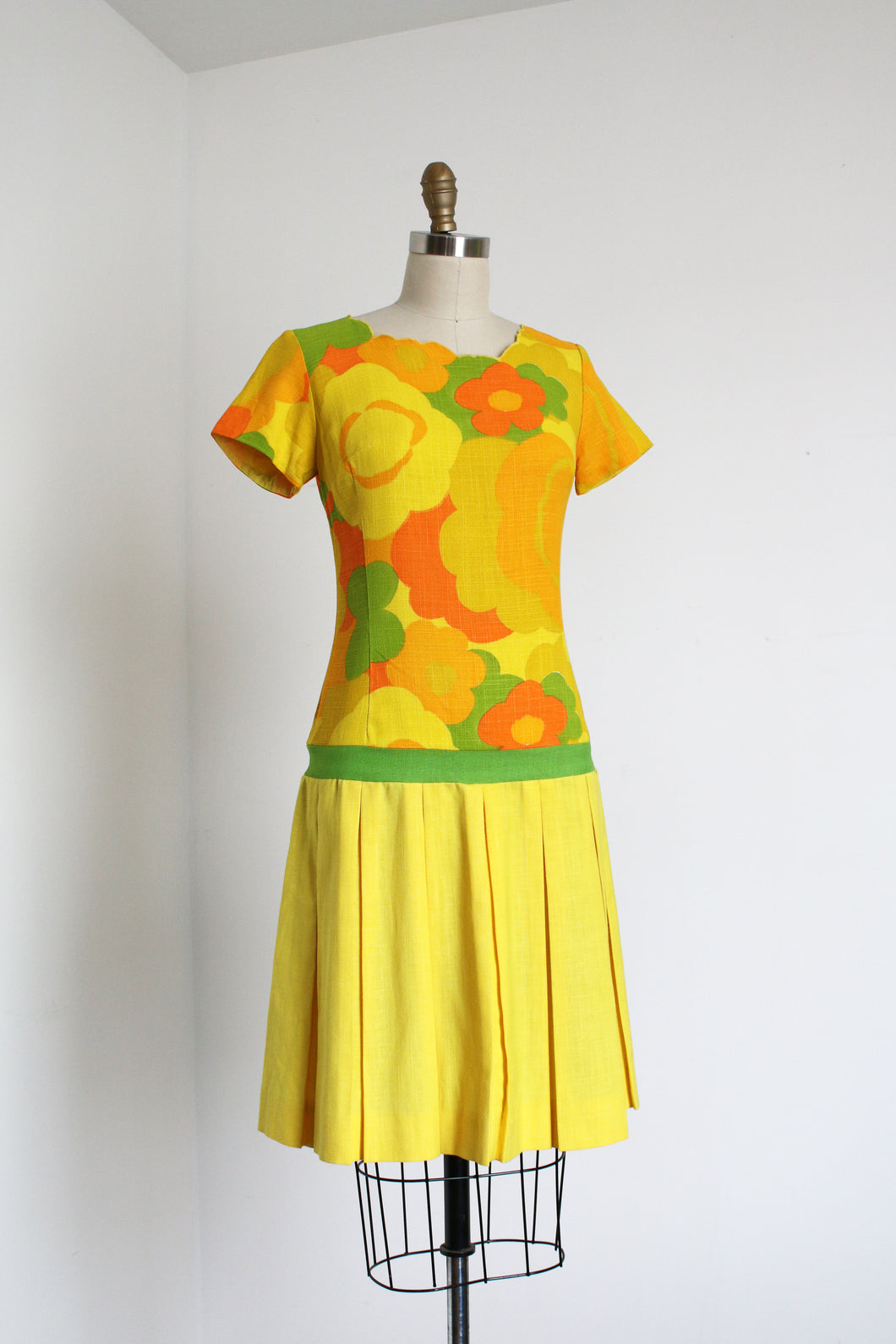 MARKED DOWN vintage 1960s floral dress {XS}